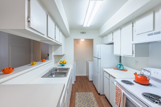 2BR, 2BA - 1000SF - Kitchen