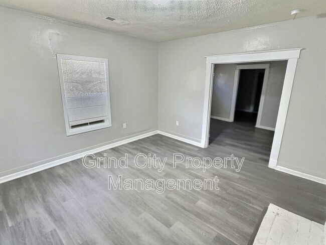 Photo - 1446 N Hollywood St