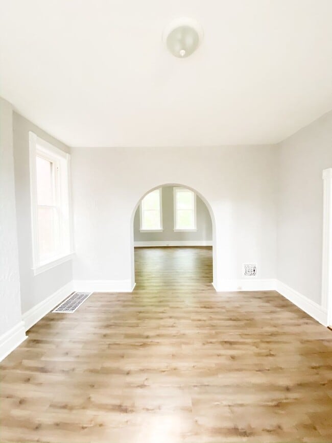 Building Photo - Spacious Historic Homestead on cobblestone drive, 3 Bed, Central AC