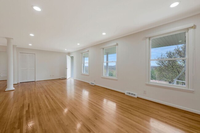 Photo - Awesome 3BE/2BA ranch style home in the We...