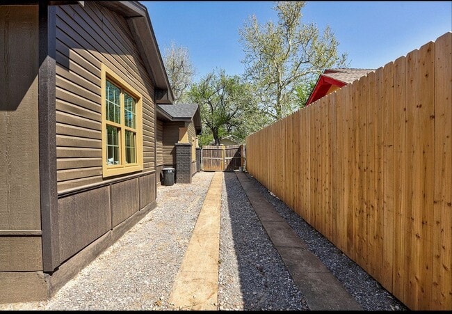1922 W Park Pl