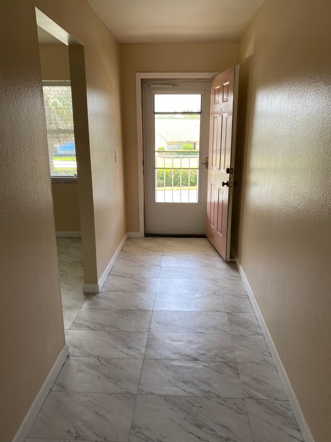 Photo - 1302 Derbyshire Ct