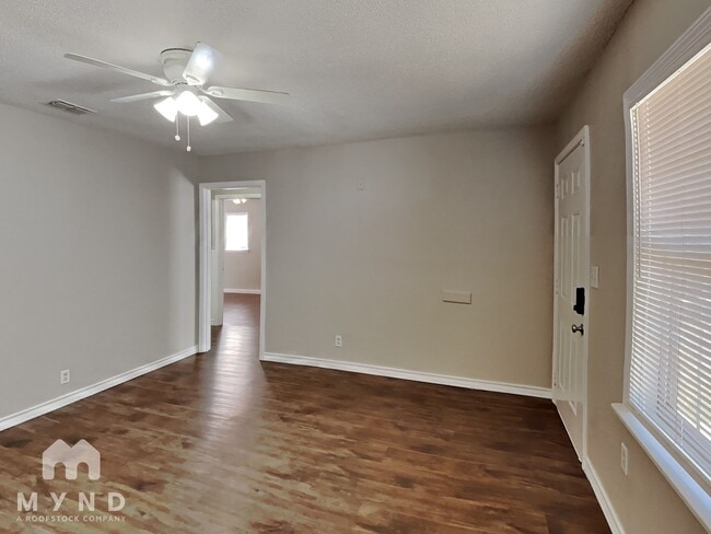 Photo - 108 N Avenue V