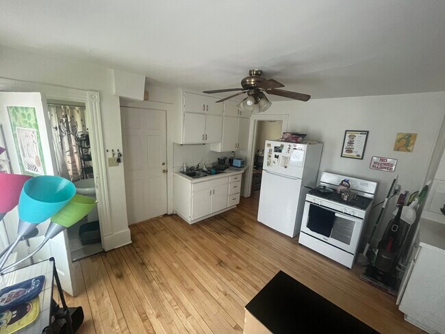 Kitchen - 87 Riverside Dr Unidad 2