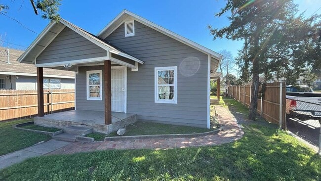 Building Photo - Rental Home Needing TLC