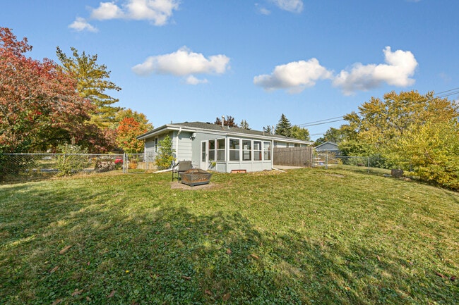 Amplio patio trasero cercado - 7919 28th Ave N