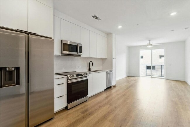 Building Photo - 1701 Simond Ave Unit 401