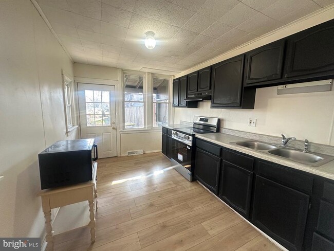 Photo - 566 N Plum St