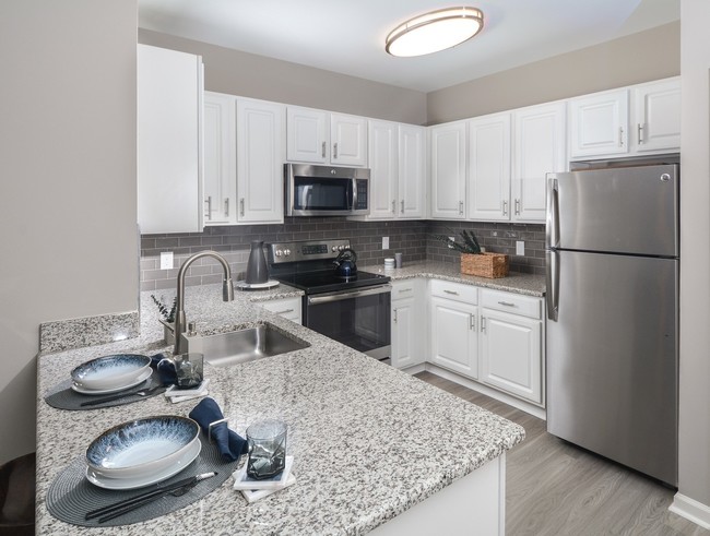 Kitchen - Plymouth Pointe Apartments