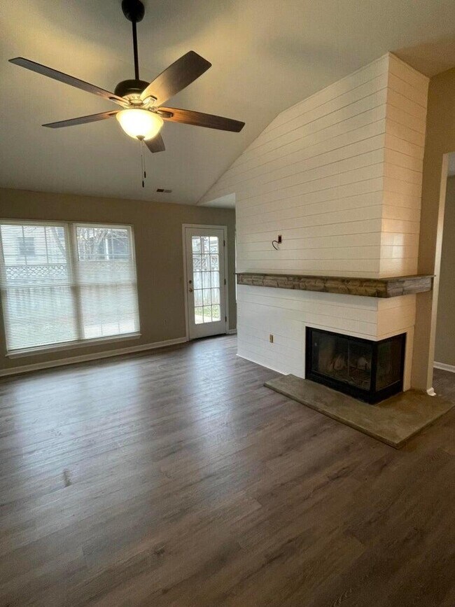 Photo - 821 Palomino Ln