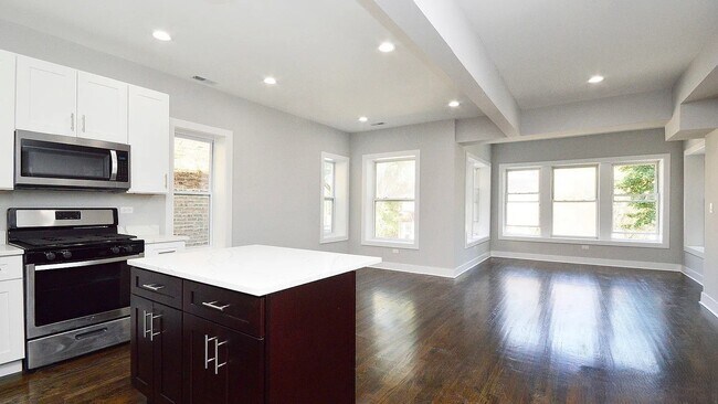 Photo - 4906 N Rockwell St Unit 2