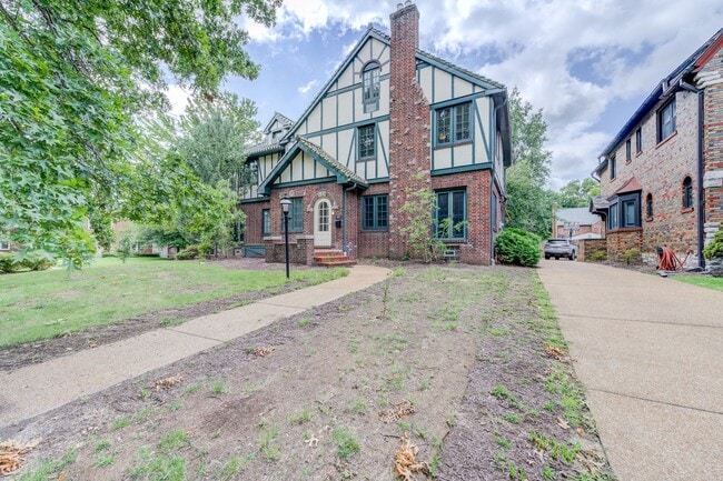 Photo - (869) 8002 Davis/701 S. Meramec Unit 8002 Davis