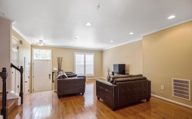 Family Room - 2333 Massanutten Dr