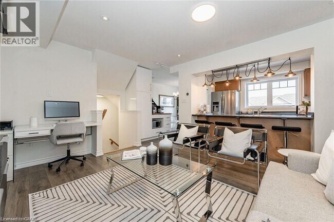 Photo - 8 Stratus St