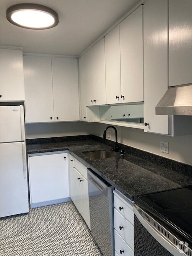 Building Photo - Updated extra large one bedroom at Woodlake Rental