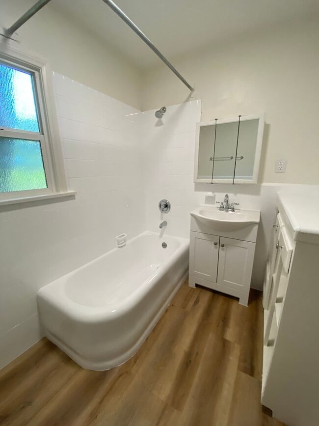 Photo - $1,000 Off Your First Month’s Rent! - Char... Unidad 2124 1/2