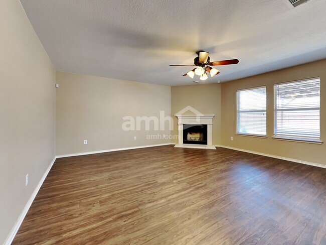 Photo - 729 Redwing Dr