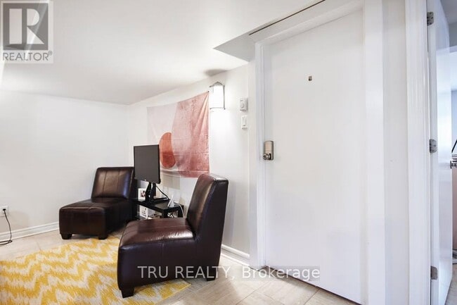 Photo - 1342 Hanbury St