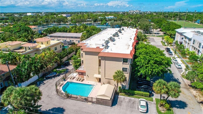 Building Photo - 615 NE 12th Ave Unit 306