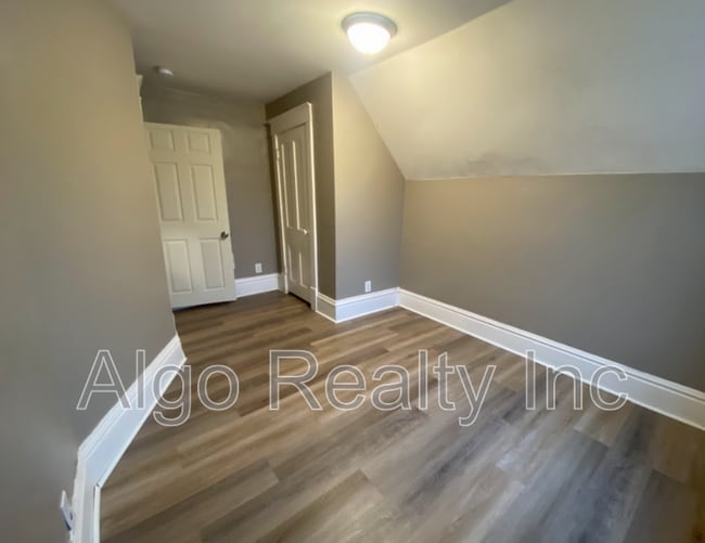 Photo - 2211 Queen Ave N