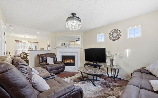 Photo - 205 Oak Grove Way