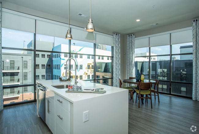 2HAB, 2BA - 1,322 ft² DE LUJO