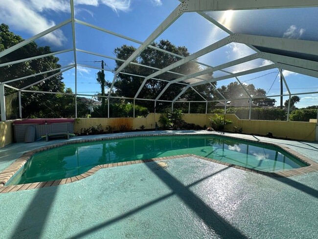 Building Photo - 2085 SE Hanford Rd