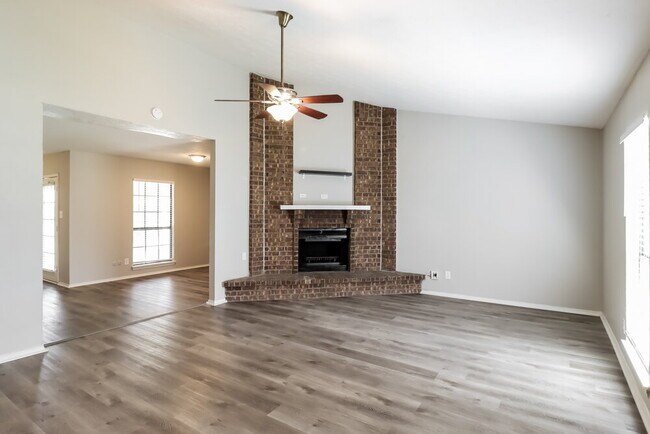 Photo - 1702 Clark Trail