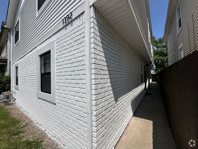 Building Photo - 1392 Summit St Rental