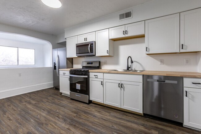 AVAILABLE April 2026 - Renovated Home in South Side Slopes w/ City Views! - AVAILABLE April 2026 - Renovated Home in South Side Slopes w/ City Views!