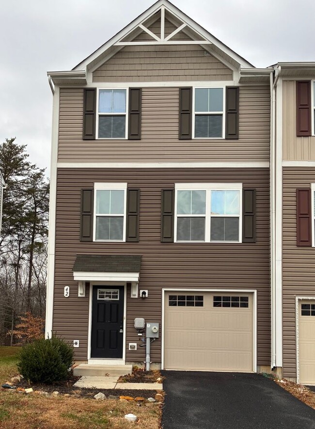Building Photo - Beautiful 2019 End-of-Group Townhome – 3 Bed, 2 Bath, 1-Car Garage