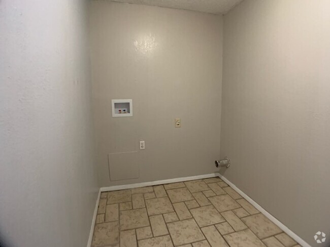 Building Photo - Move -in Special: Three Bedroom Moore!  Be... Rental