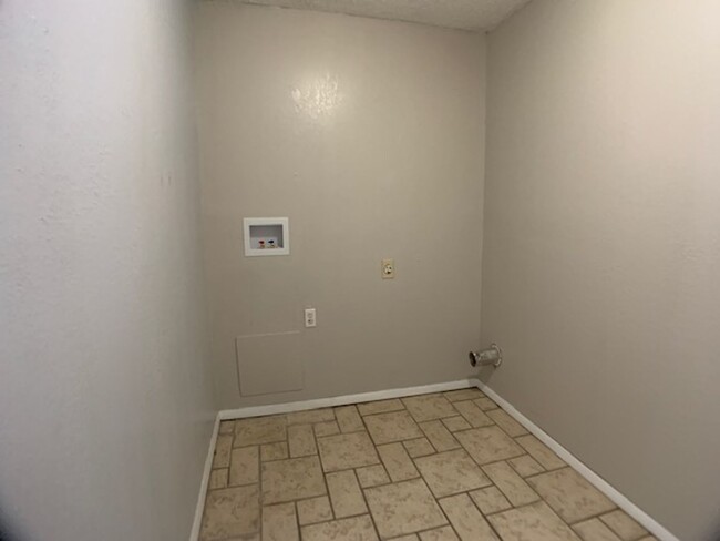 Move -in Special: Three Bedroom Moore! Be... - Move -in Special: Three Bedroom Moore!  Be... House