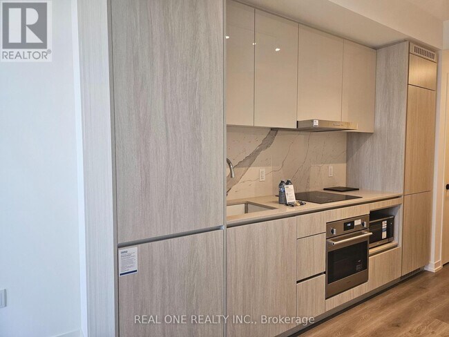 Photo - 28 Interchange Wy Unité 4215