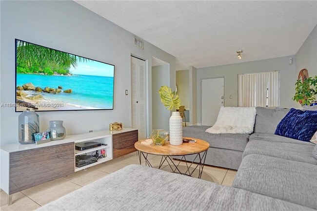 Building Photo - 1490 W 42nd Pl Unit 102