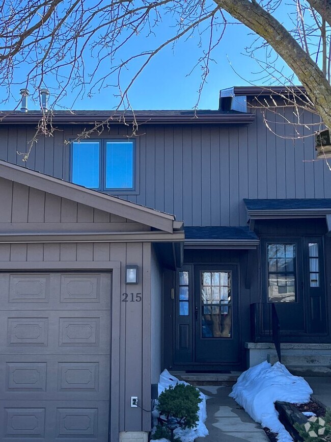 Building Photo - Spacious 2 bedroom condo!