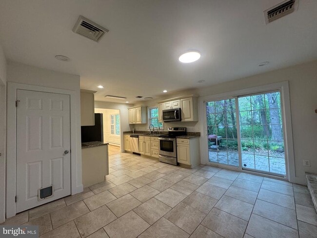 Photo - 473 LINVILLE Rd