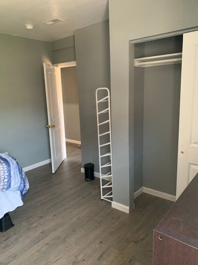 Building Photo - 903 E Cason st Unit 903 E Carson st  two