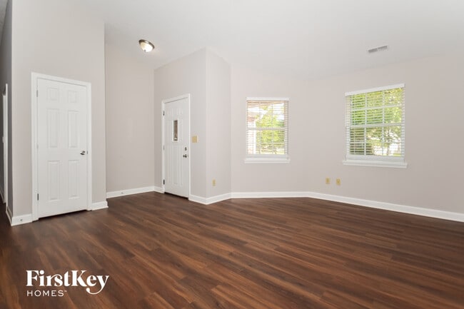 Photo - 1050 Oak Leaf Rd