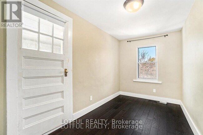 Photo - 11 Champagne Ave S