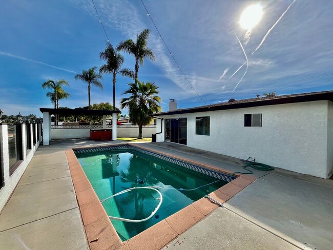 Beautiful 3B 2BA Home w/ Pool, Spa, and AC! - Beautiful 3B 2BA Home w/ Pool, Spa, and AC!