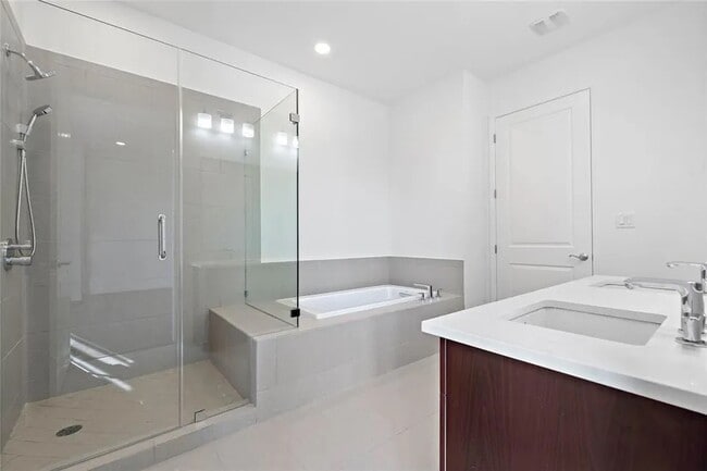 Photo - 4820 Caroline St Unidad Apt 306