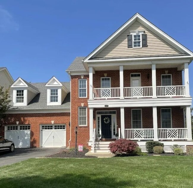Building Photo - Spacious 4-Bedroom, Gourmet Kitchen & Finished Basement