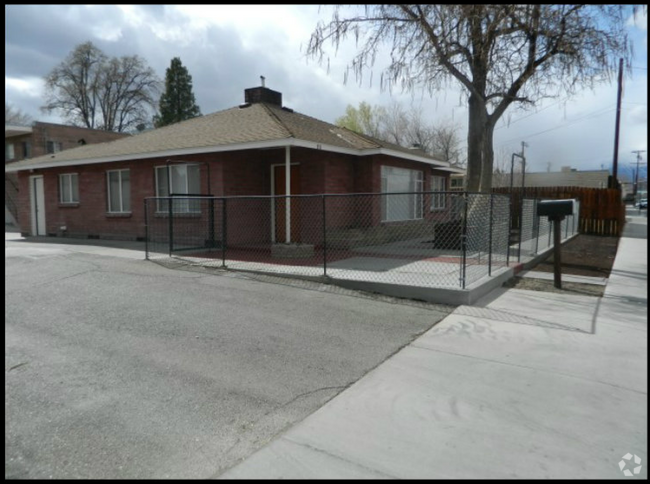 Building Photo - Three bedroom, one bath, downtown Bishop Rental