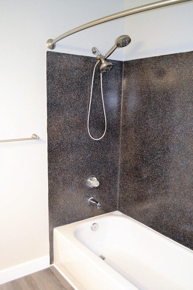 Photo - Elliott Pointe