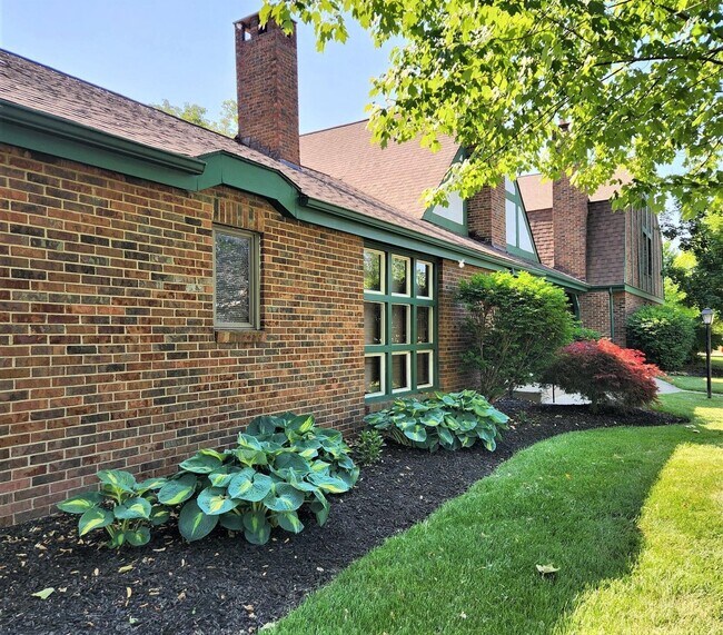 Building Photo - 4554 Sandringham Dr Unit . Rental