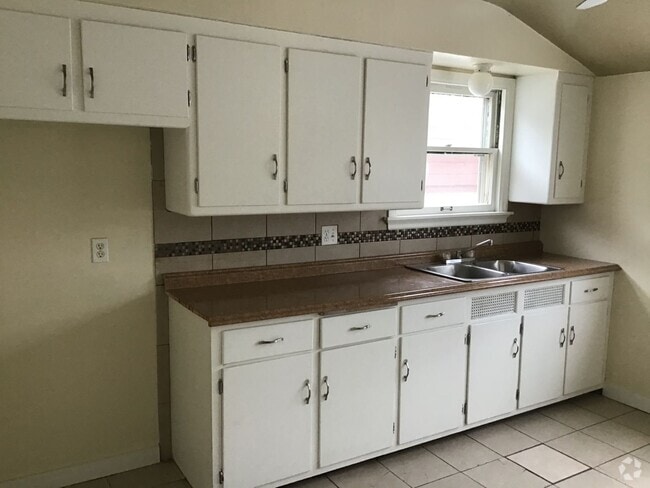 Building Photo - 3139 N 44th St Unit Upper Rental