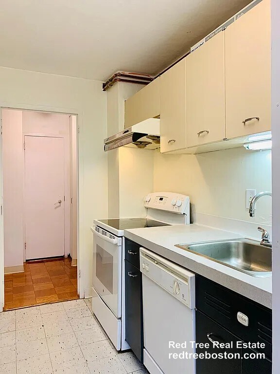 Building Photo - 60 Babcock St Unit 27