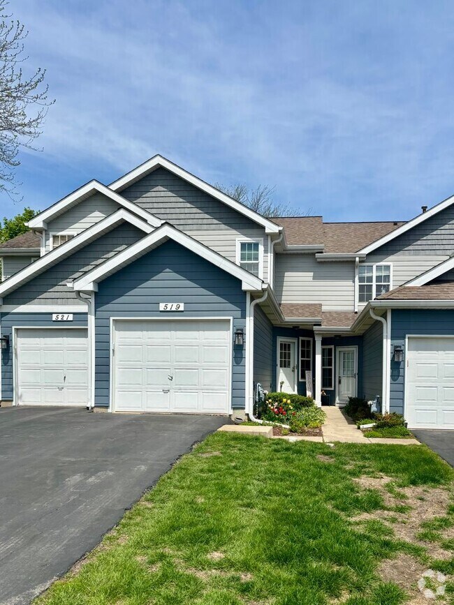 Building Photo - Updated 2-Bed, 2.5-Bath Townhome with Mode...