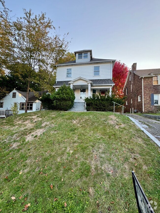 Building Photo - Large home, recently updated, Near North l...